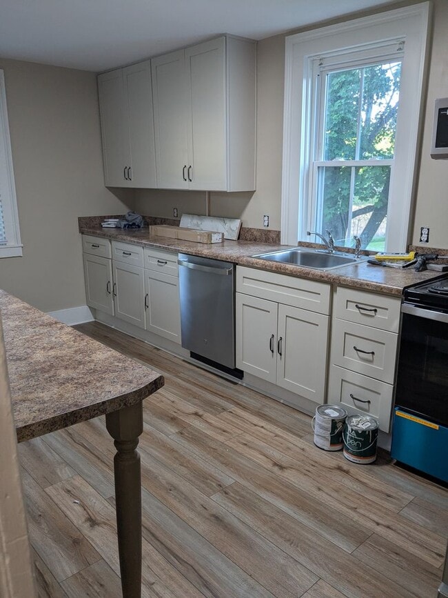 Building Photo - Renovated Farmhouse close to town