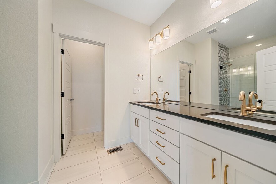 Building Photo - 10860 Lyric St