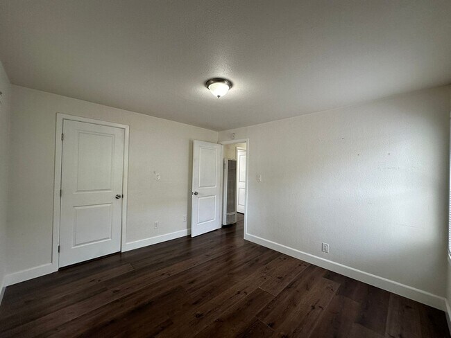 Building Photo - 2 Bedroom with Upstairs Loft