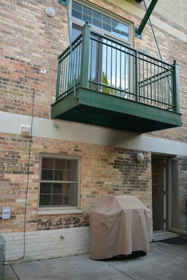 Building Photo - 3-bedroom, 2.5 bathroom partially furnished home in Saint Joseph