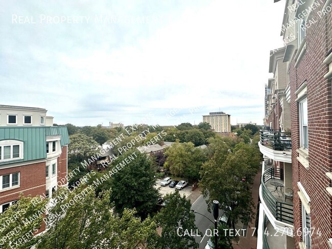 Building Photo - Charming 2 BR/ 2BA Condo in the heart of U...