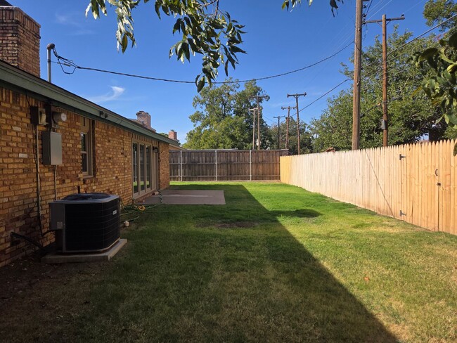 Building Photo - Spacious 3/2/2 - Newly remodeled Kitchen a...