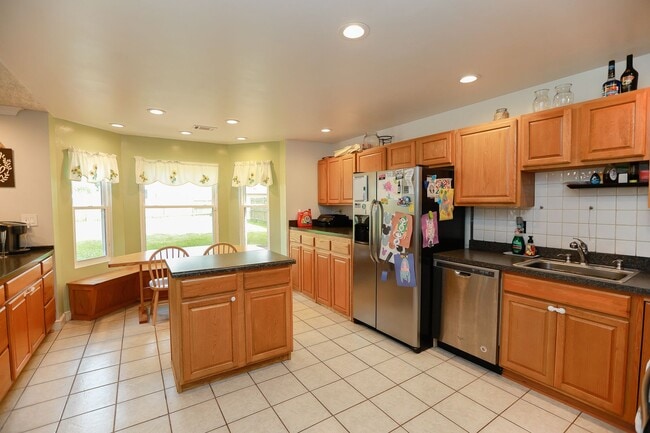 Building Photo - Modern Comfort in a Peaceful Setting – 4BR...