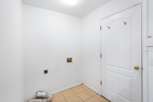 Building Photo - 295 Fareham Dr