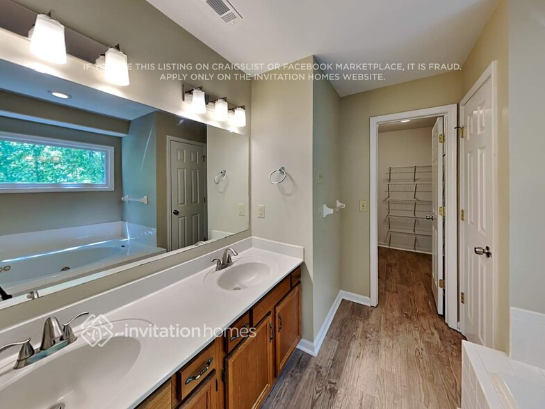Building Photo - 140 Laurens Oak Ct
