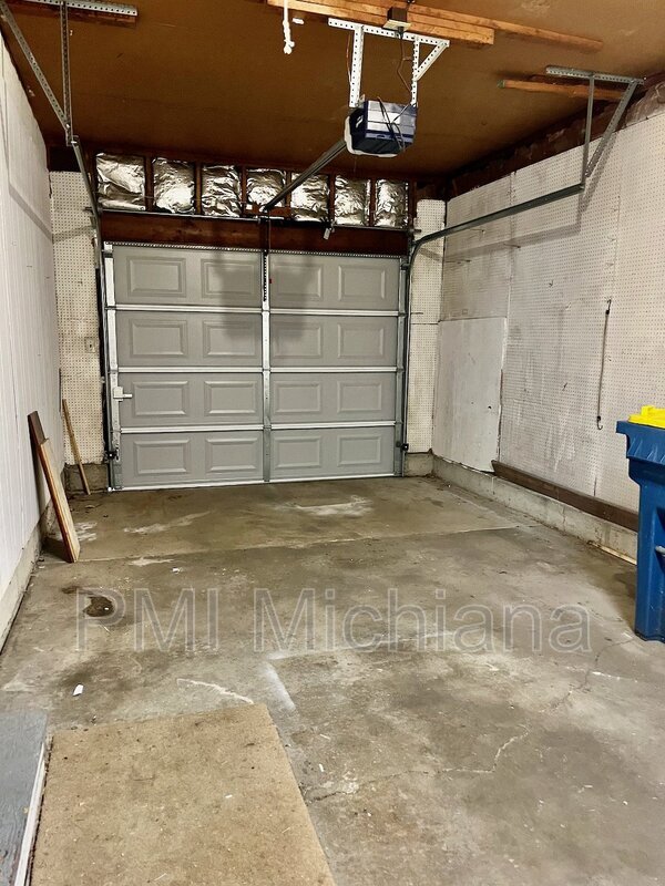 Building Photo - 804 E 12th St