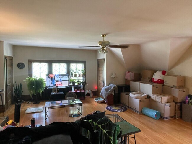 living room 23'x30' - 373 Maple St