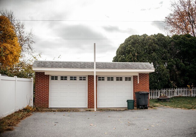 Building Photo - 870 E Main St