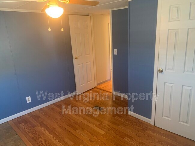 Building Photo - 563 Glenview Rd