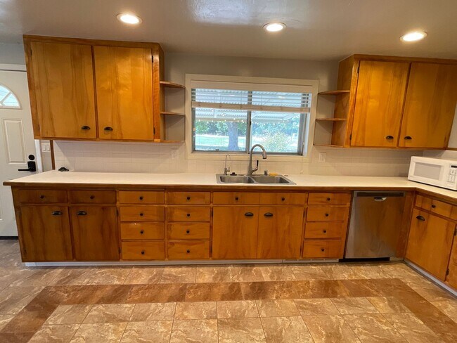 Building Photo - Cozy Mid-Century Modern on a Half Acre!
