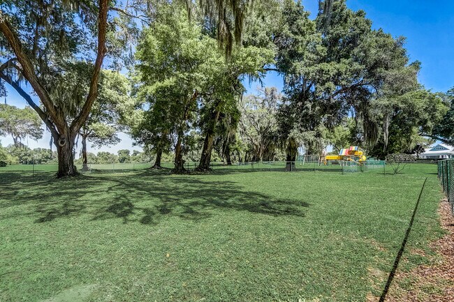 Building Photo - 10613 White Oak Dr