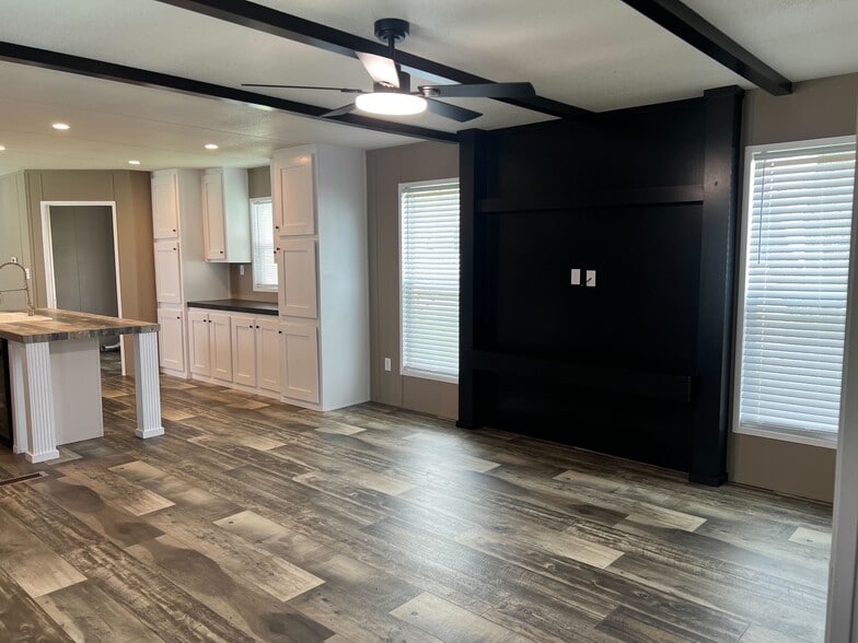 Building Photo - 150 Tonkawa Trl