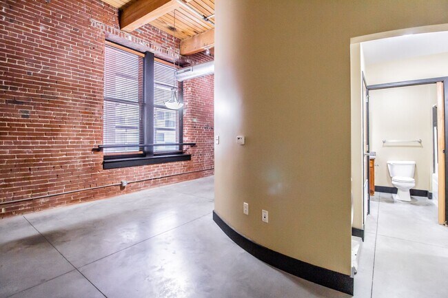 Building Photo - Gorgeous Loft