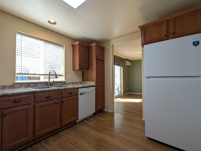 Building Photo - Spacious 3-Bedroom, 2.5-Bath Townhouse Near Churchill In Eugene!