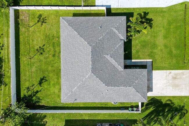 Building Photo - 1150 SE Sabina Ln