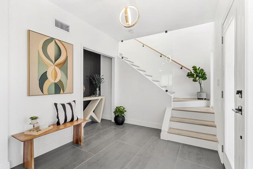 Building Photo - 650 69th Ave S