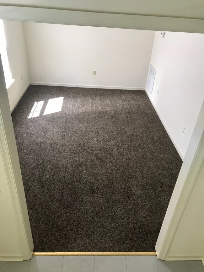 Building Photo - 319 E College Ave