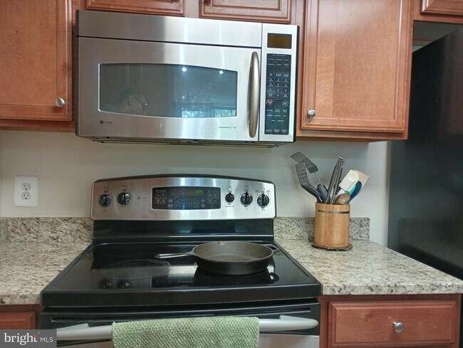 Building Photo - 11800 Sunset Hills Rd