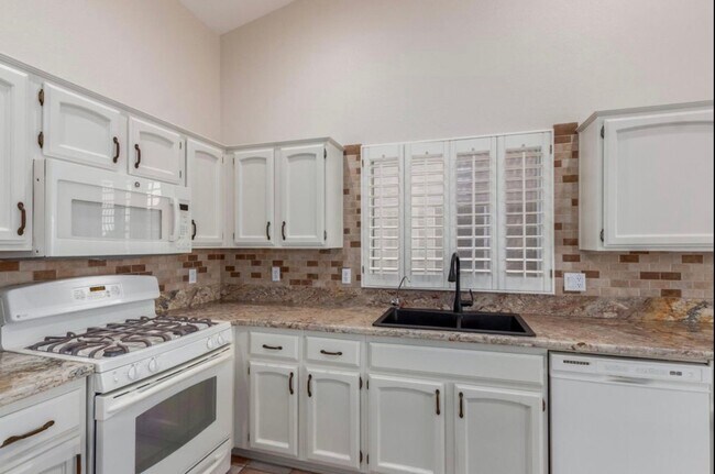 Building Photo - 15089 W Verde Ln