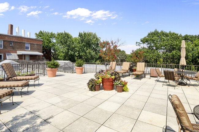Building Photo - Spacious efficiency right in between Dupon...