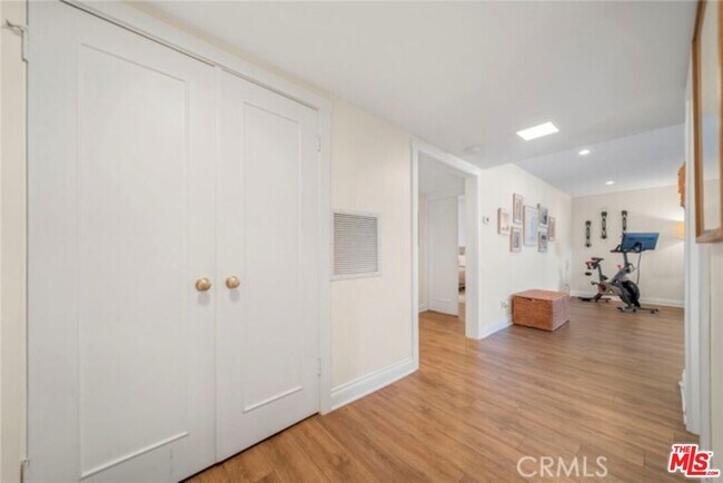 Building Photo - 5301 Balboa Blvd