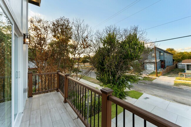 Building Photo - 212 Cooper St