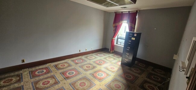 Building Photo - 502 Oak St