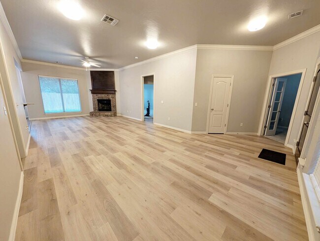 Building Photo - Three Bedroom Plus Study in Edmond