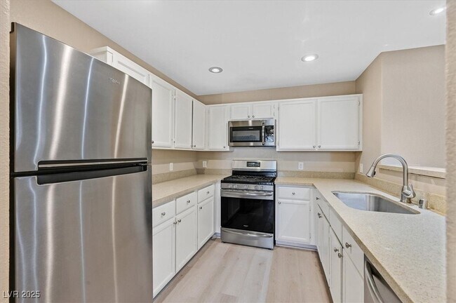 Building Photo - 350 S Durango Dr
