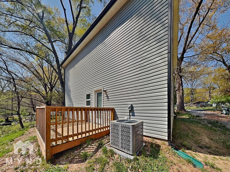 Building Photo - 1411 Lake St