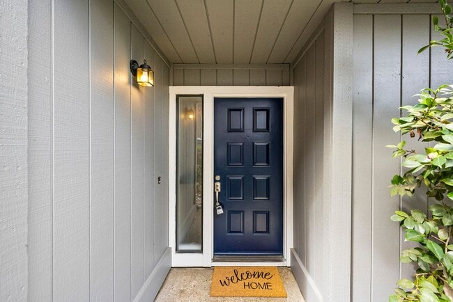Building Photo - Beautiful 3-bedroom, 3-bathroom townhome  ...