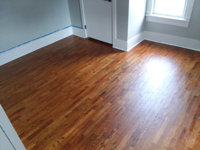 Building Photo - 322 E 4th St