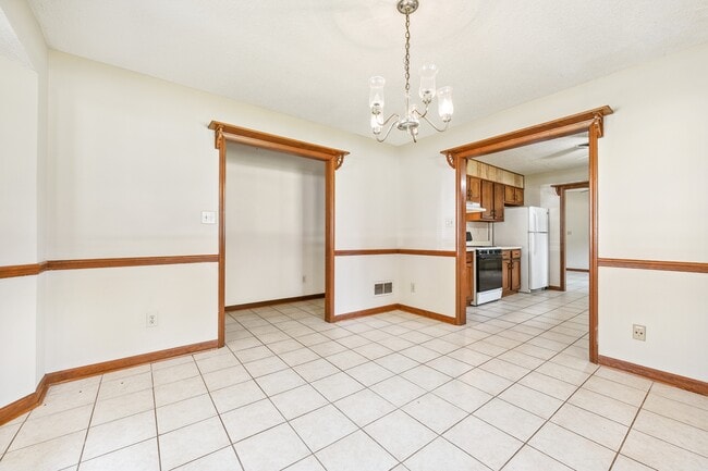 Building Photo - 2804 Briar Hill Ln SE