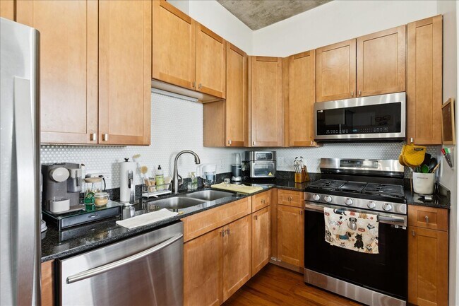 Building Photo - 1122 W Catalpa Ave