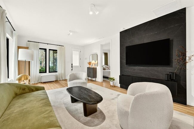 Building Photo - 509 E Mary St