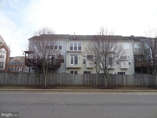 Building Photo - 7007 Courtyard Way