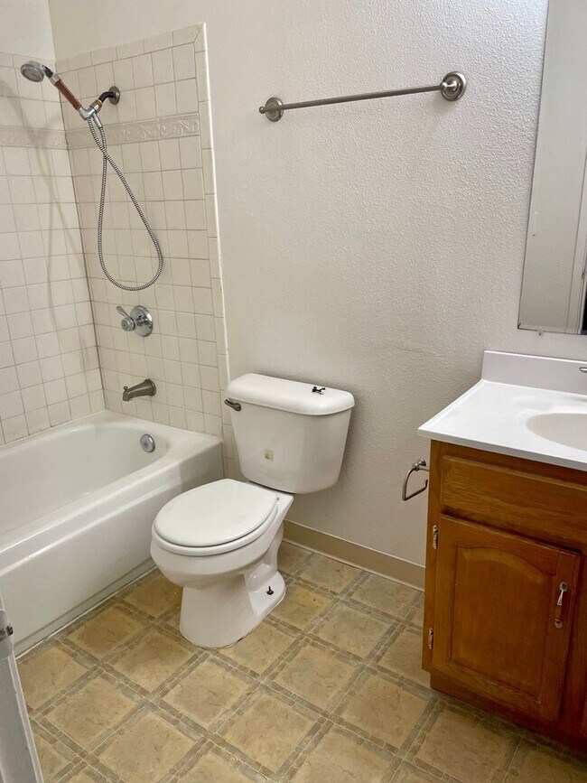 Building Photo - MONTOYA8907-8909