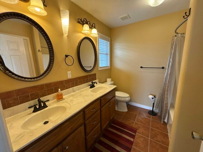 Building Photo - 812 E Spring Dr