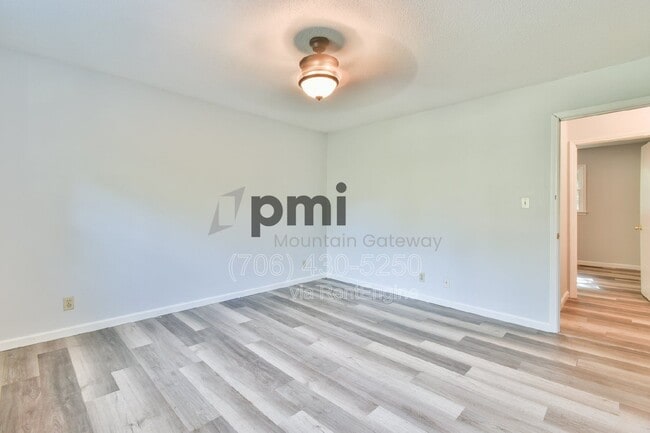 Building Photo - 42 Greenwood Cir