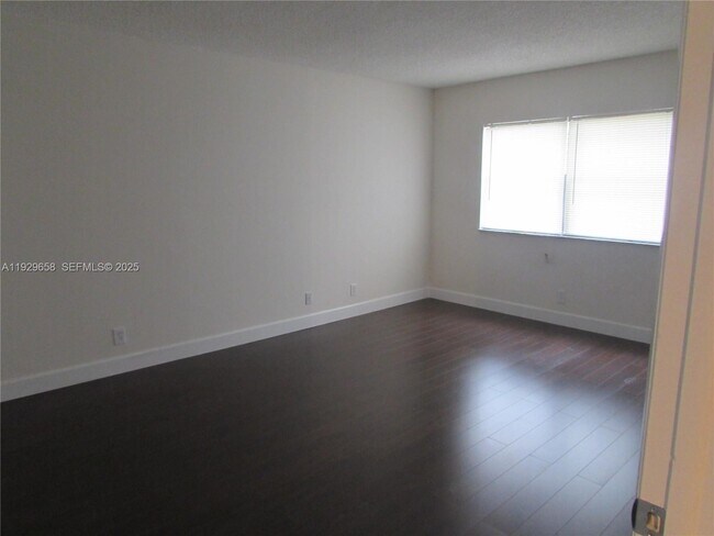 Building Photo - 200 Lakeview Dr