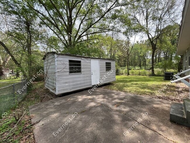 Building Photo - 160 Meadowview St