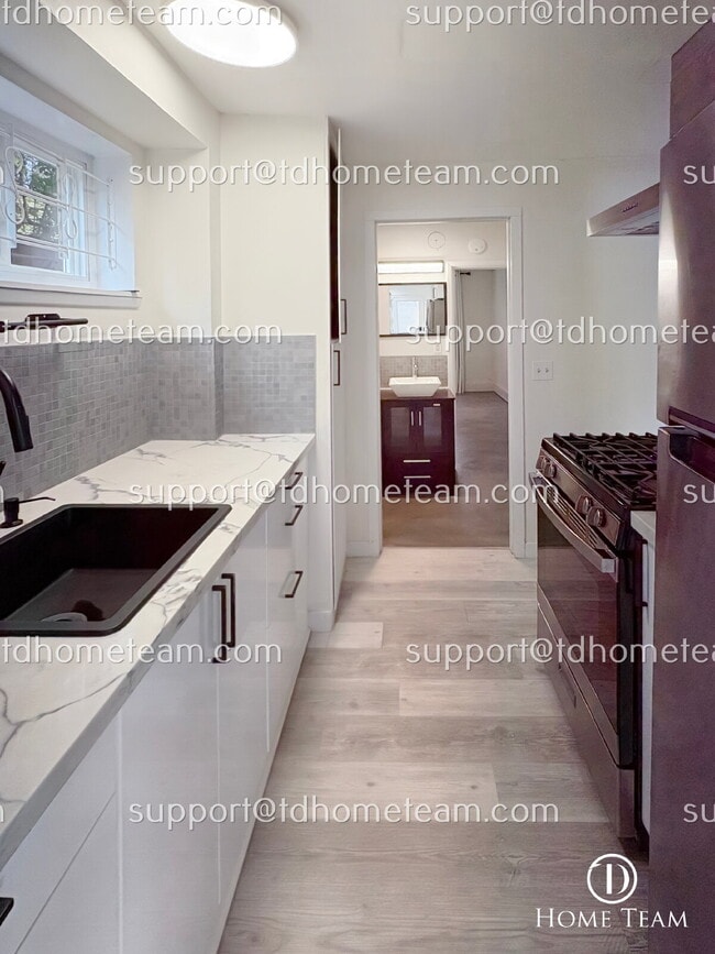 Building Photo - Bottom Unit Duplex with Private Patio and ...