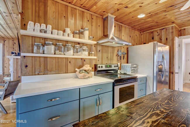 Building Photo - 2681 Island Dr