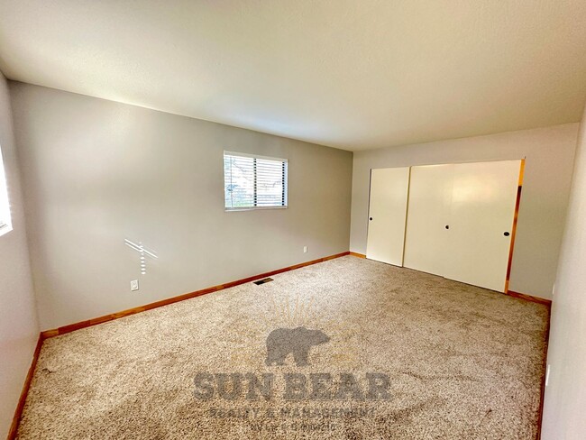 Building Photo - 2 Bedroom / 2 bathroom -Allows a dog upon ...