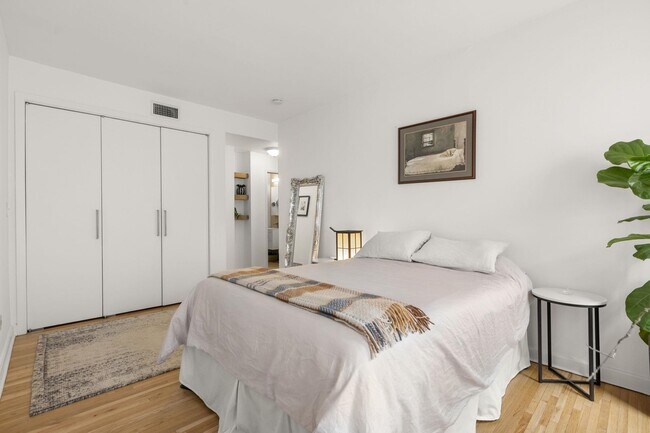 Building Photo - 1021 Grand St