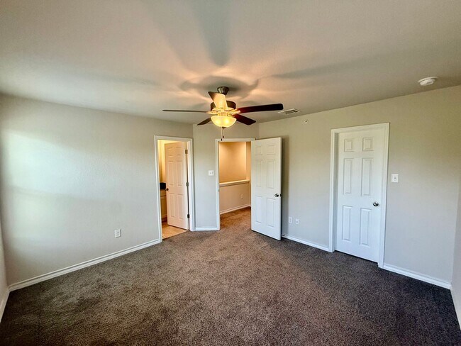 Building Photo - Experience Refined Living in This Elegant Selma/Live Oak Townhome