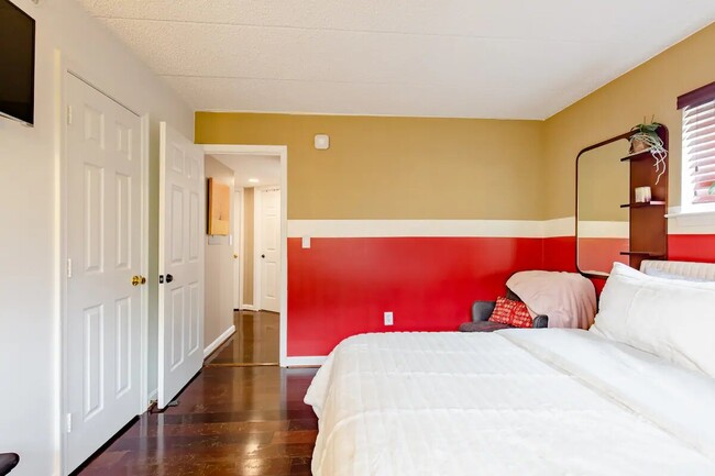 Your Private Bedroom - 2617 Douglass Pl SE