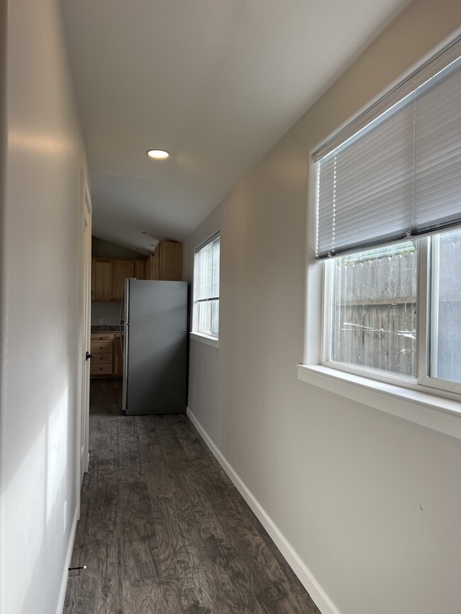 Building Photo - 1755 Glendale Dr