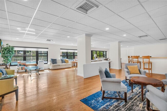 Building Photo - 3200 Port Royale Dr N