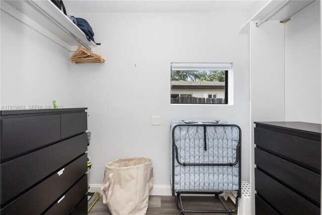 Building Photo - 1331 NE 160th St